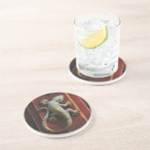 grijze hagedis op versleten hout zandsteen onderzetter (Zijkant)