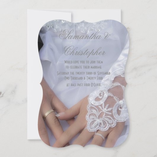 Grijze handen en ringende bruiloft kaart (Voorkant)