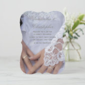 Grijze handen en ringende bruiloft kaart (Staand voorkant)