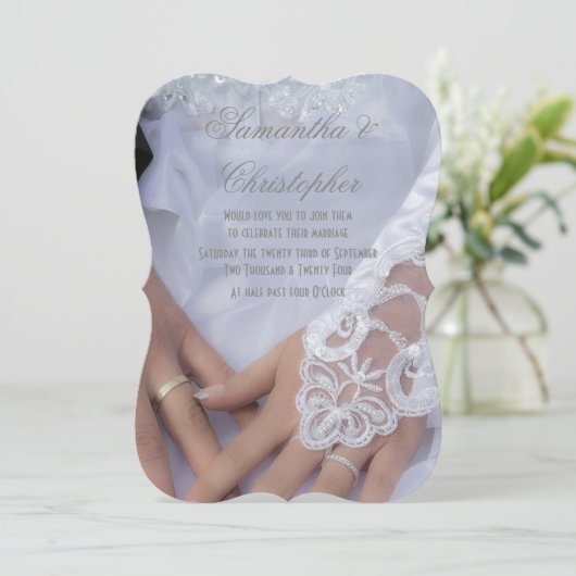 Grijze handen en ringende bruiloft kaart (Staand voorkant)