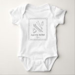 Grijze handgetekende après bébé winterski romper<br><div class="desc">Dit schattige en moderne skithema genderneutraal baby-bodysuit is voorzien van handgetekende illustraties in zachtgrijs, waaronder ski's, palen, een beanie en een lieve baby-fles - omlijst door een speelse krullende doodle-rand op een frisse witte achtergrond. Een unieke en charmante keuze voor ouders-to-be die houden van de pistes, skihut gezelligheid, en vieren...</div>