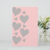 Grijze harten op een roze achtergrond briefpapier (Staand voorkant)