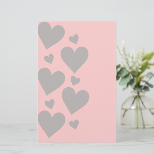 Grijze harten op een roze achtergrond briefpapier (Staand voorkant)