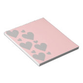 Grijze harten op een roze achtergrond notitieblok (Schuin)