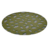 Grijze herfstbladeren patroon op een groene achter snijplank (Hoek)