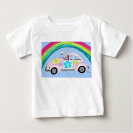 Grijze hond in hippie-auto met regenboog T-shirt