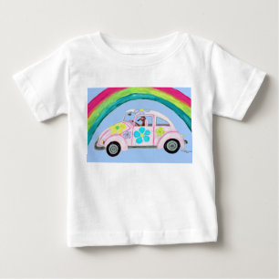 Grijze hond in hippie-auto met regenboog T-shirt