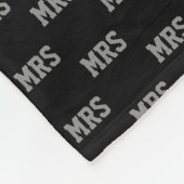 Grijze Initialen Herhaald op zwart Fleece Deken (Hoek)