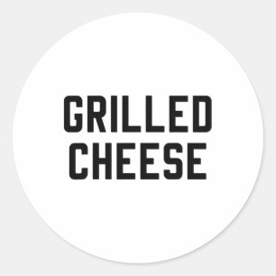 Grijze kaas en tomatenpuin die overeenkomen met ko ronde sticker