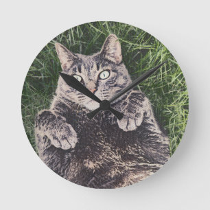 grijze kat die in het gras ligt digitaal kunst ronde klok