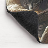 Grijze kat die onder een quilt slaapt muismat (Hoek)