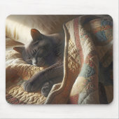 Grijze kat die onder een quilt slaapt muismat (Voorkant)