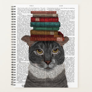 Grijze kat met boeken op kop planner