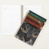 Grijze kat met boeken op kop planner (Display)