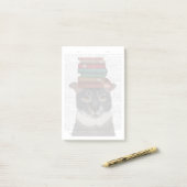 Grijze kat met boeken op kop post-it® notes (Op bureau)