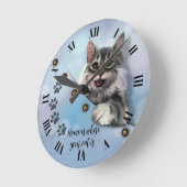 Grijze kat pikt uit zak ronde klok (Hoek)