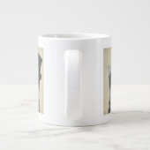 Grijze katje met bovenste hak grote koffiekop (Achterkant)