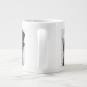 Grijze katje met bovenste hak grote koffiekop (Achterkant)