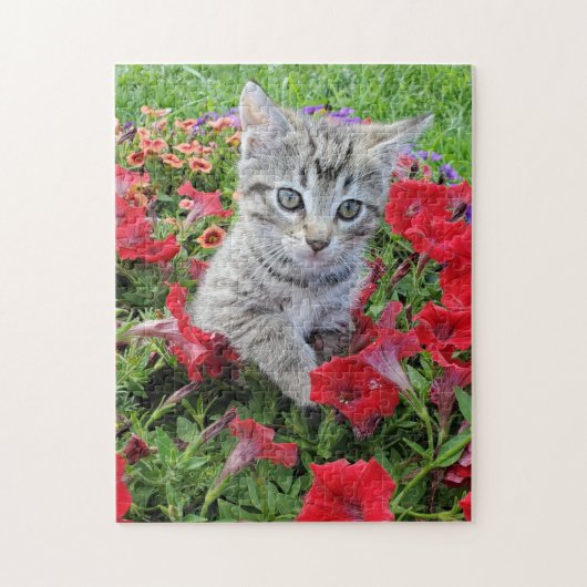 Grijze kitten in bloemen legpuzzel (Verticaal)