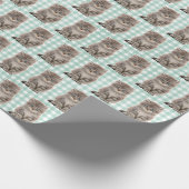 Grijze Kitten Op Groene en Witte Gingham Cadeaupapier (Hoek)
