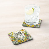 Grijze kitty kat zitten in bloemen bier onderzetter (Rechterzijde)