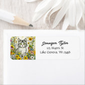 Grijze kitty kat zitten in bloemen etiket (Insitu)