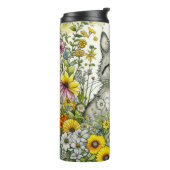 Grijze kitty kat zitten in bloemen thermosbeker (Gedraaid links)