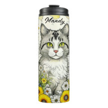 Grijze kitty kat zitten in bloemen