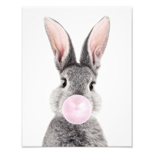 Grijze konijn die roze kauwgom blaast foto afdruk