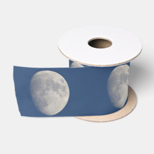Grijze maan in blauwe lucht satijnen lint