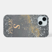 Grijze marmeren chique gouden glitter monogram iPhone 15 case (Achterkant horizontaal)
