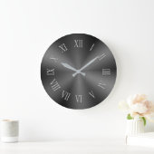 Grijze metalen klok met gepatterde Romeinse cijfer (Huis)