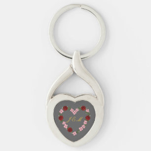Grijze metalen sleutelhanger met roze en rode hart