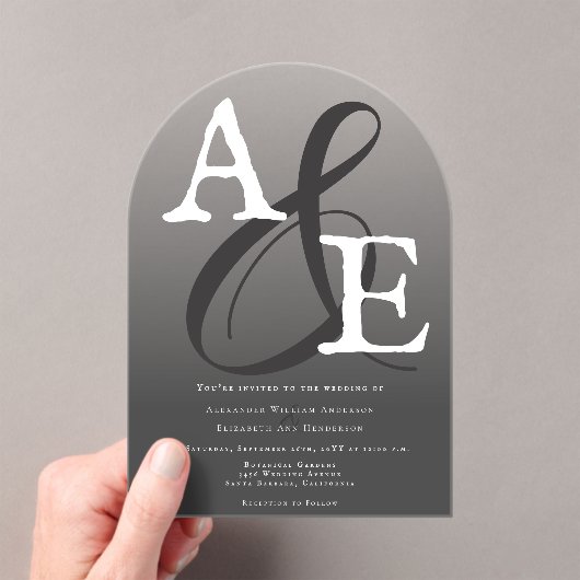 Grijze minimalistische monogram bruiloft acryl uitnodigingen (Insitu (Draagbaar))