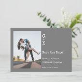 Grijze Minimalistische Monogram Foto Save The Date (Staand voorkant)