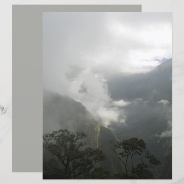 Grijze mistige wolken boven de bergen (Voorkant / Achterkant)
