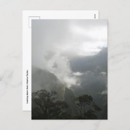 Grijze mistige wolken boven de bergen feestdagenkaart