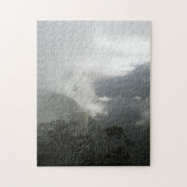 Grijze mistige wolken boven de bergen legpuzzel