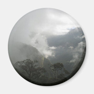 Grijze mistige wolken boven de bergen magneet