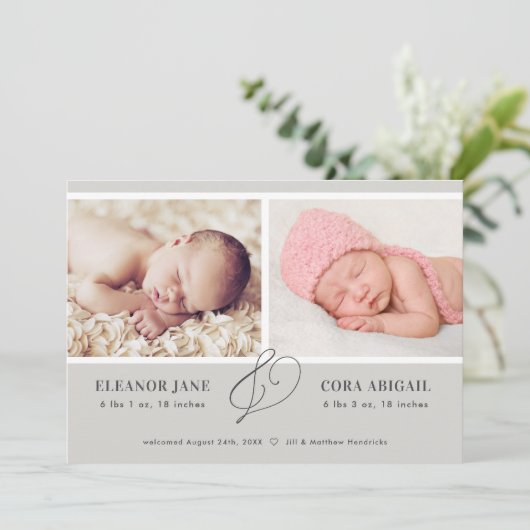 Grijze moderne tweelingaankondiging kaart (Staand voorkant)