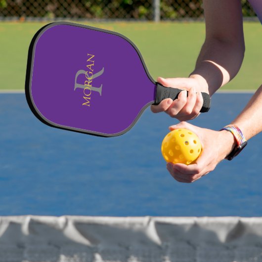 Grijze monogram en goudnaam op koninklijk Paars Pickleball Paddle (Insitu)