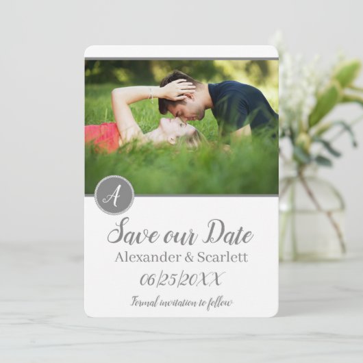 Grijze monogram foto slaat de datum op aankondiging (Staand voorkant)