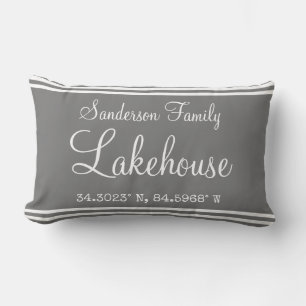 Grijze monogram lakehouse kussen