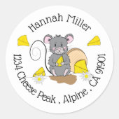 Grijze muis die kaas met witte omhulsels eet ronde sticker (Voorkant)