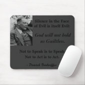 Grijze Muismat-Bonhoeffer-SilenceintheFaceof Evil Muismat (Met muis)