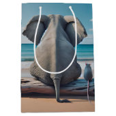 Grijze olifant en muis op drijfhout medium cadeauzakje (Voorkant)