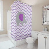Grijze olifant op Paars, lavender, witte Chevron Douchegordijn (In situ)