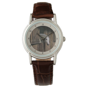 Grijze paarden aan de stabiele deur horloge