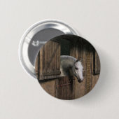 Grijze paarden aan de stabiele deur ronde button 5,7 cm (Voorkant /achterkant)