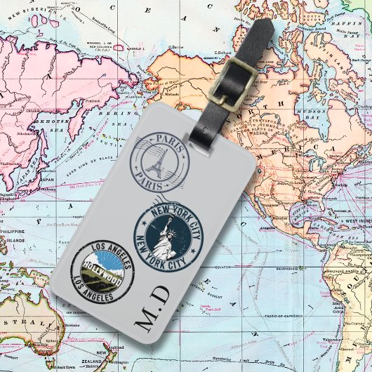 Grijze paspoortstempels monogram initialen bagagelabel